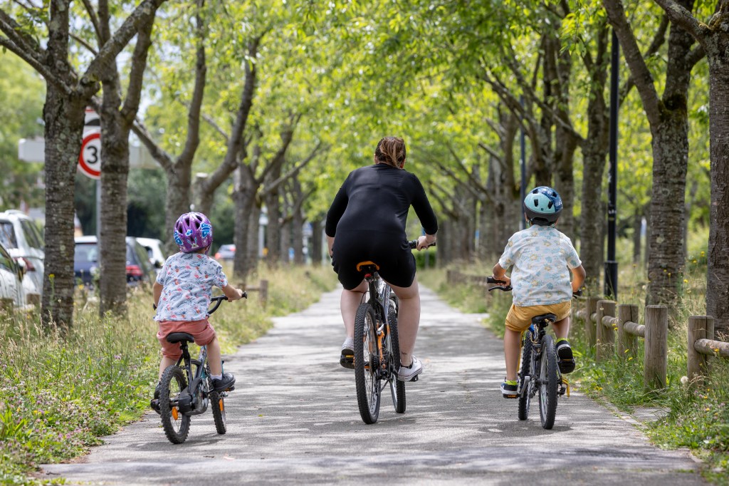 famille à vélo