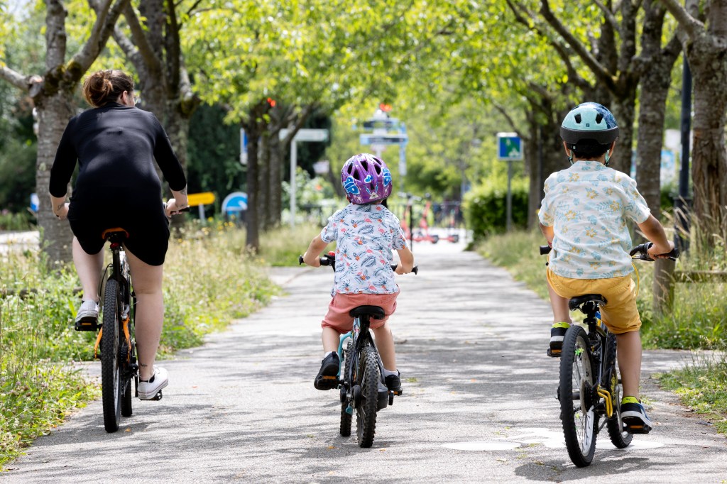 famille à vélo